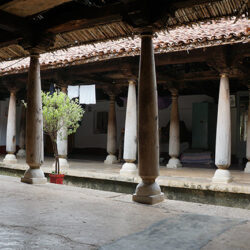 multiple-pillar-houses-kambada-mane