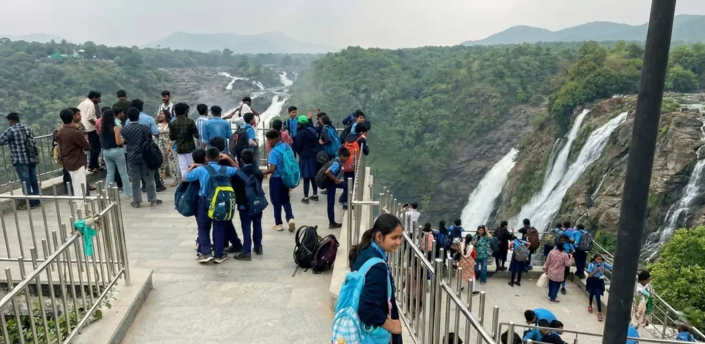 Children visiting Barachukki waterfalls Children visiting Barachukki waterfalls near ChukkiMane