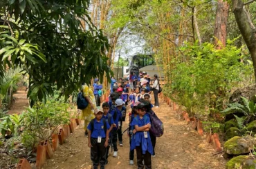 SBI School children entering ChukkiMane