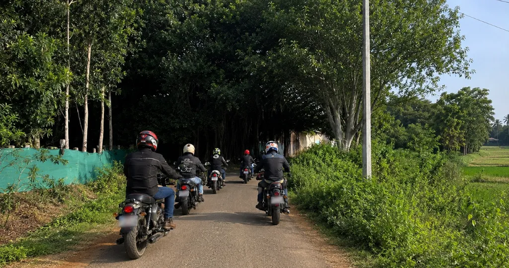 Motorcycle group riding towards ChukkiMane
